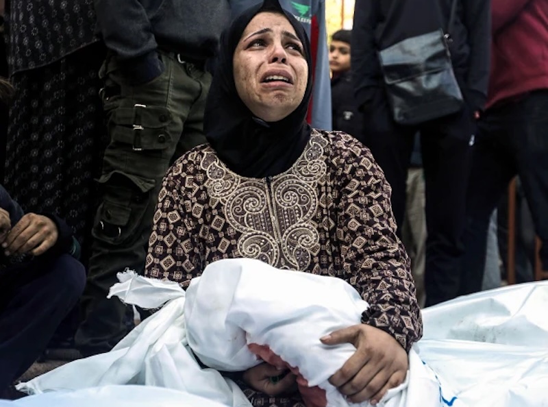가자지구에 시신 400여 구의 집단 무덤 발견돼. 이스라엘측의 범죄행위 의심